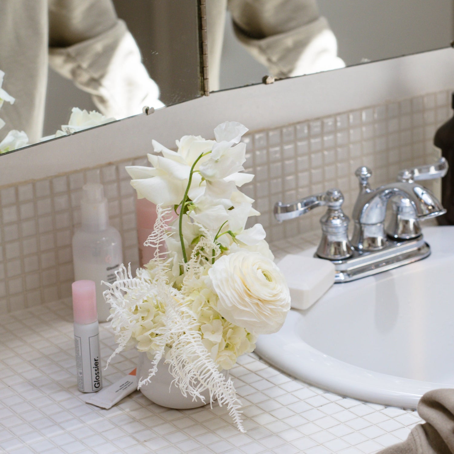 Photo is an example of a neutral fresh arrangement.